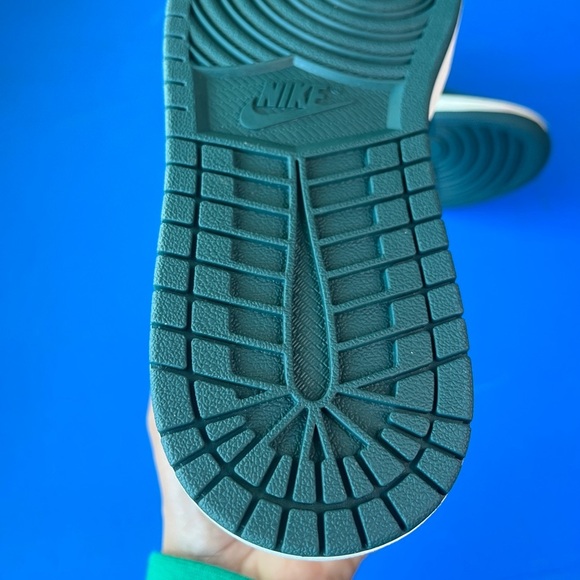 Jordan 1 
Women’s
Oxidized green
Brand new - Picture 6 of 11